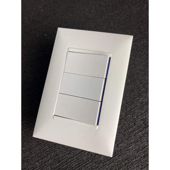 Cj Interruptor Triplo simples 4x2 - Pial Plus + Branco Cj Interruptor Triplo simples 4x2 - Pial Plus + Branco